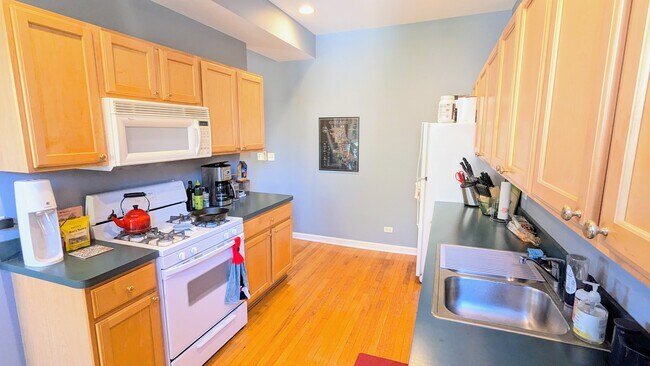 3719 W Byron St, Unit 2 in Chicago, IL - Building Photo - Building Photo