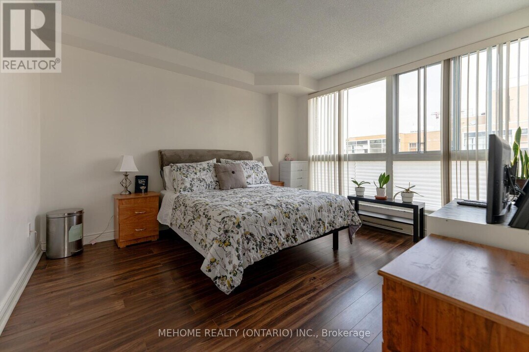 7-607 Broadway Ave in Toronto, ON - Building Photo