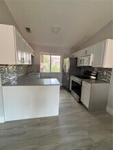 8013 Lake Dr in Doral, FL - Building Photo - Building Photo