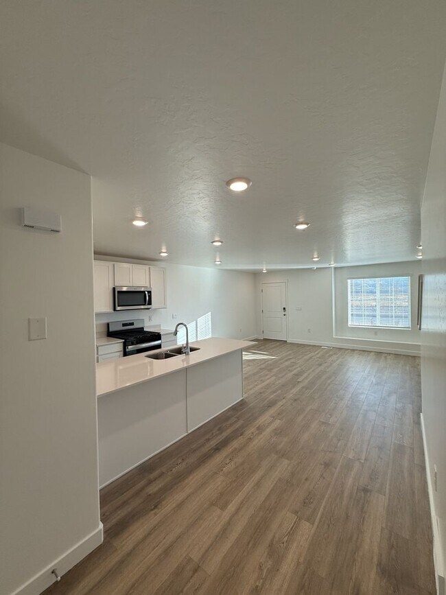 1768 Albion Dr in Salem, UT - Building Photo - Building Photo