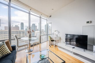 85 Grenville St in Toronto, ON - Building Photo - Building Photo