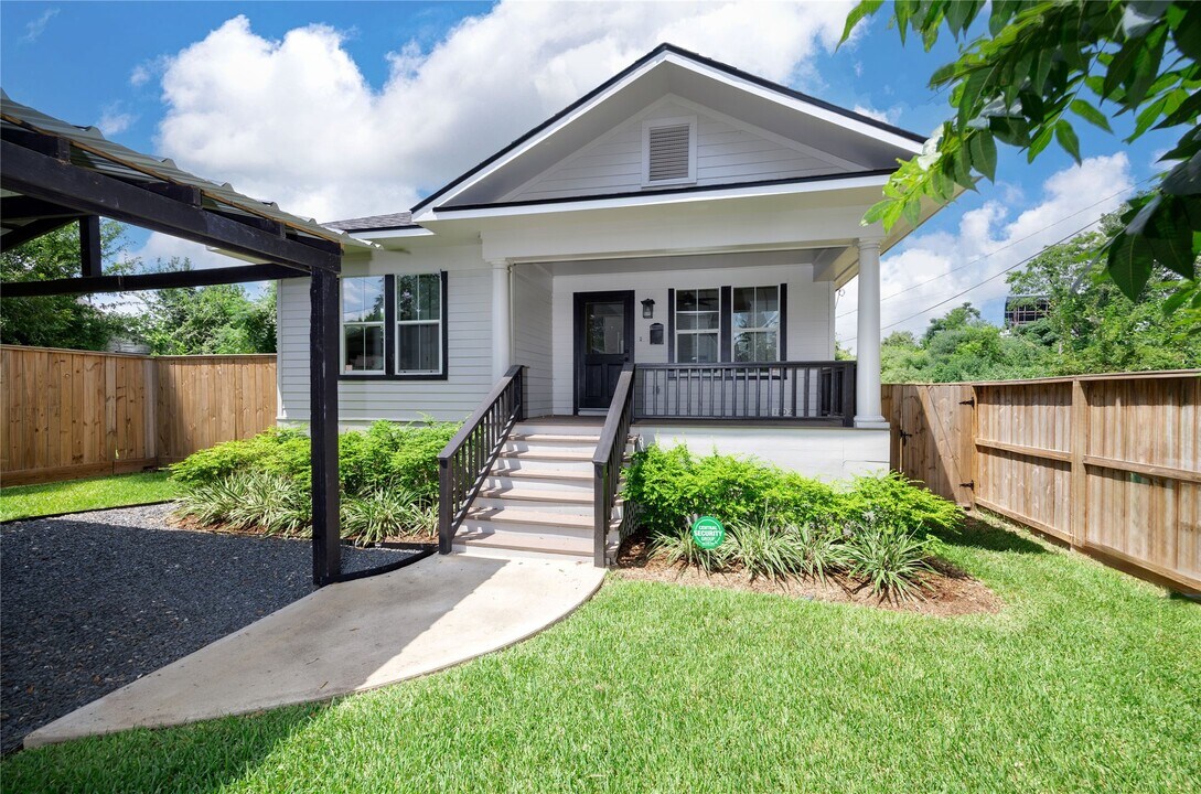 1102 Bingham St in Houston, TX - Building Photo