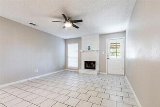 2311 Burleson Rd in Austin, TX - Foto de edificio - Building Photo