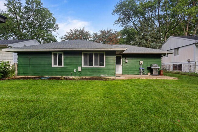 908 Dogwood Dr in Champaign, IL - Building Photo - Building Photo