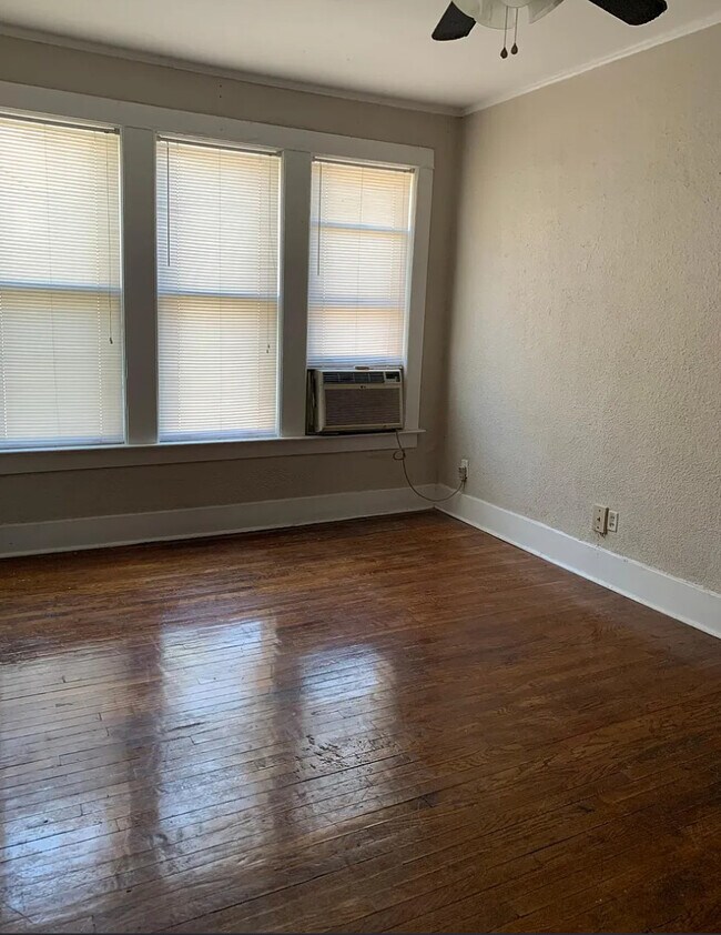 1733 Poplar Ave in Memphis, TN - Foto de edificio - Building Photo