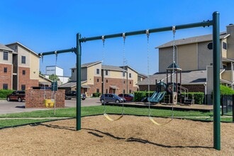 FOX BEND APARTMENTS in Garland, TX - Foto de edificio - Building Photo