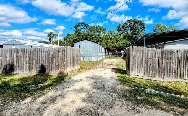 2555 Lee Turner Rd in Cleveland, TX - Building Photo - Building Photo