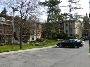 Paint Creek Village Apartments in Lake Orion, MI - Foto de edificio - Building Photo