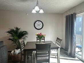 2200 N Main Ave in Tea, SD - Foto de edificio - Building Photo