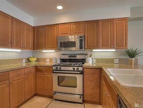 2425 33rd Ave W, Unit Bellagio Condo in Seattle, WA - Building Photo - Building Photo