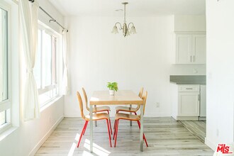 10823 Camarillo St in Los Angeles, CA - Building Photo - Building Photo