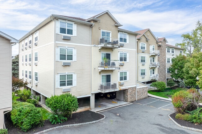 Riverside Apartments in Wallington, NJ - Foto de edificio - Building Photo