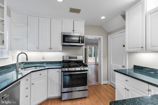 2104 N Jefferson St in Arlington, VA - Building Photo - Building Photo