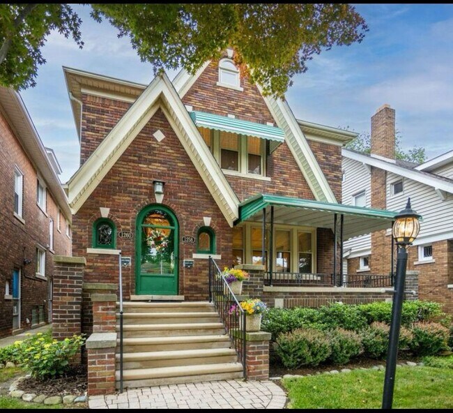 property at 1258 Lakepointe St