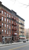386 Manhattan Avenue in New York, NY - Building Photo