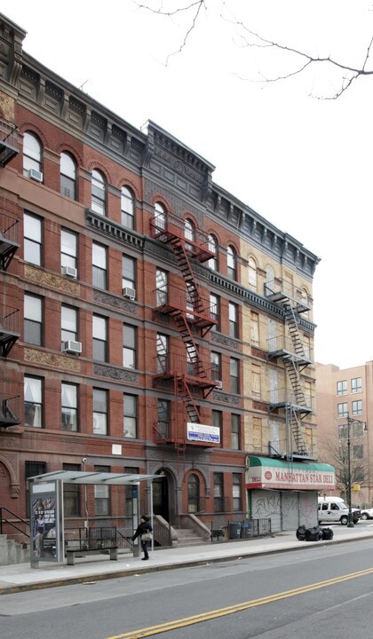 386 Manhattan Avenue in New York, NY - Building Photo