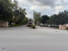 8405 NW 8th St in Miami, FL - Building Photo