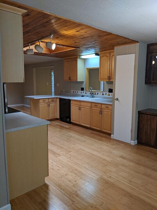 1317 210th Ave NE in Sammamish, WA - Building Photo