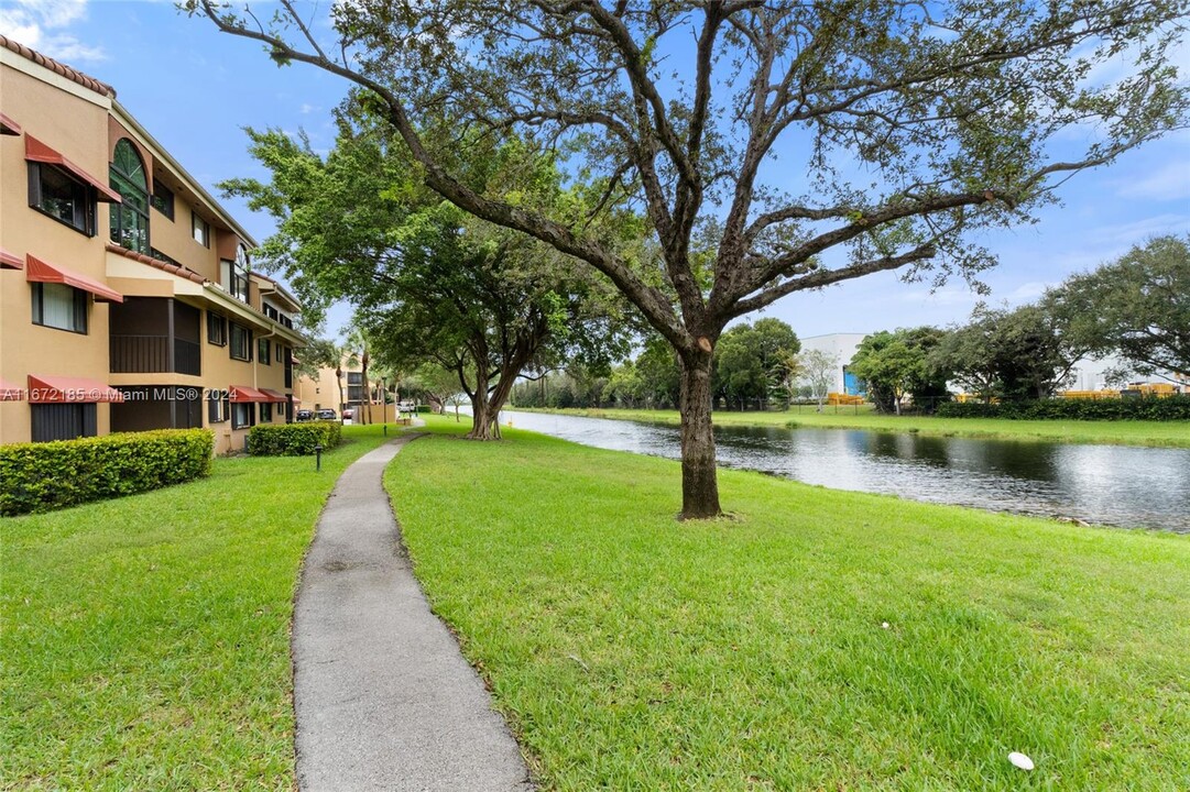 15405 N Miami Lakeway in Miami Lakes, FL - Building Photo