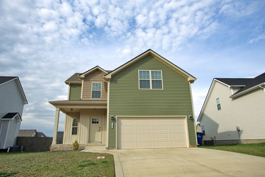 1147 Eagles Nest Ln in Clarksville, TN - Building Photo