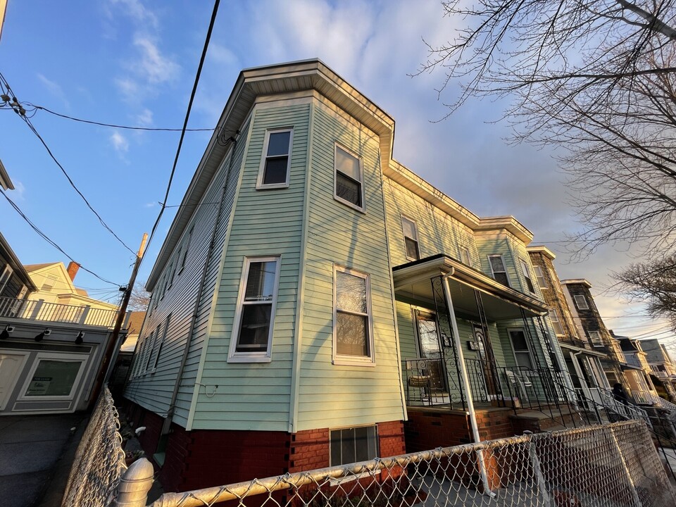 227 Holland St, Unit 1 in Somerville, MA - Foto de edificio