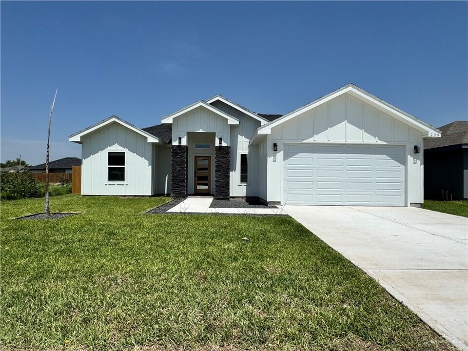 209 Faith Dr in La Feria, TX - Building Photo
