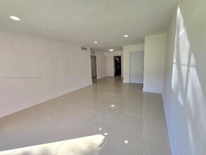 7520 SW 82nd St in Miami, FL - Building Photo - Building Photo