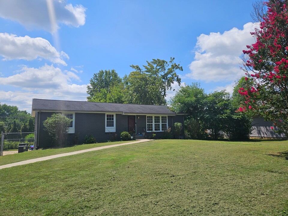 302 Notgrass Rd in Clarksville, TN - Building Photo