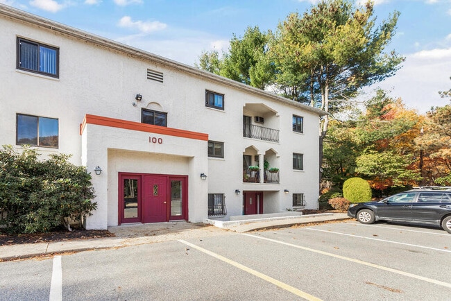 100 Fellsview Ter, Unit 106 in Stoneham, MA - Foto de edificio - Building Photo