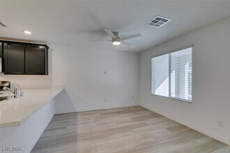 6254 Foxes Dl St in Las Vegas, NV - Foto de edificio - Building Photo