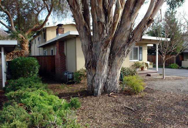 2631-2639 Alma St in Palo Alto, CA - Foto de edificio - Building Photo