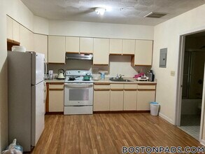 81 Essex St, Unit 42 in Boston, MA - Foto de edificio - Building Photo