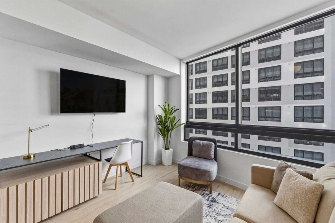 225 N Miami Ave in Miami, FL - Building Photo