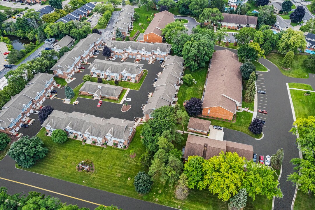 Apple Valley Apartments and Townhomes in Menomonee Falls, WI - Building Photo