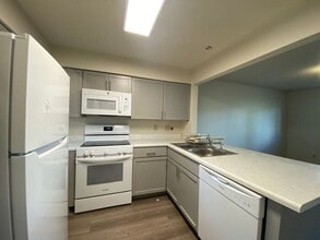 728 Westwinds Dr in Iowa City, IA - Building Photo - Building Photo