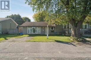 351 Winnifred Dr in Georgina, ON - Building Photo