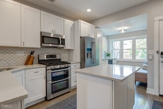 2344 N Oakley Ave in Chicago, IL - Building Photo - Building Photo