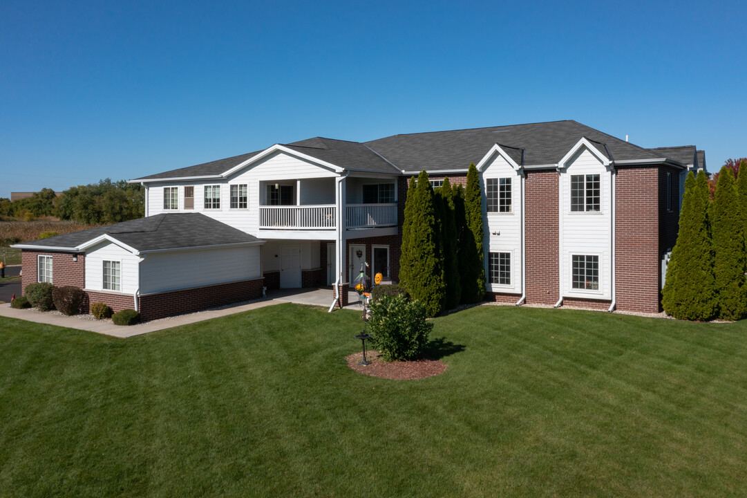 Stonefield Village in Mount Pleasant, WI - Foto de edificio