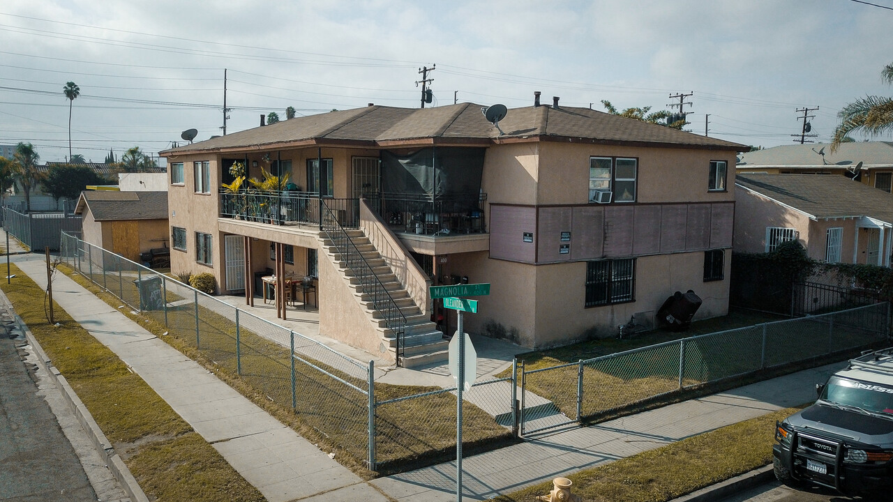 400 W Magnolia St in Compton, CA - Building Photo