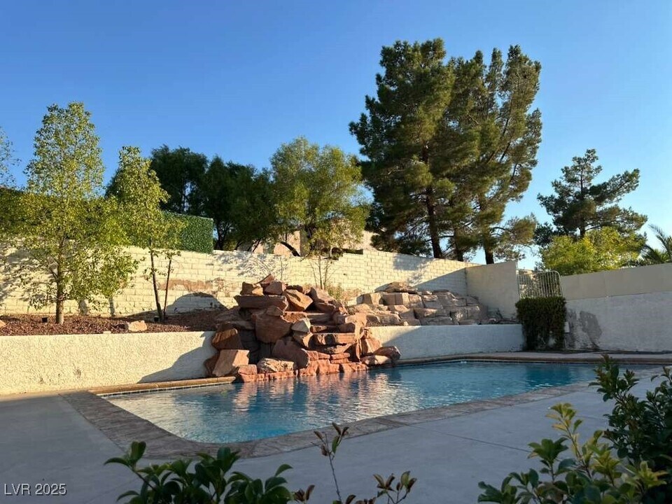 2823 High View Dr in Henderson, NV - Building Photo