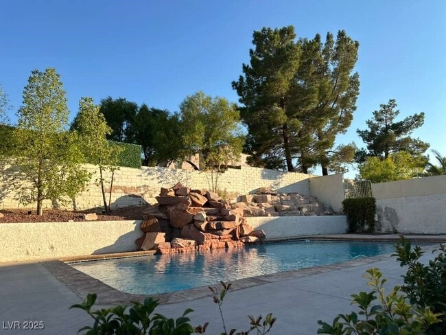 property at 2823 High View Dr