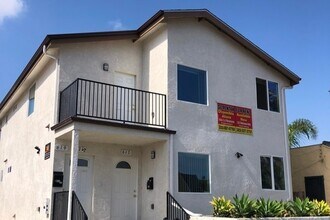 617, 617 1/2, 619 W 83rd St. in Los Angeles, CA - Foto de edificio - Building Photo