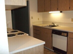 625 SW 155th St, Unit 106 in Burien, WA - Building Photo - Building Photo