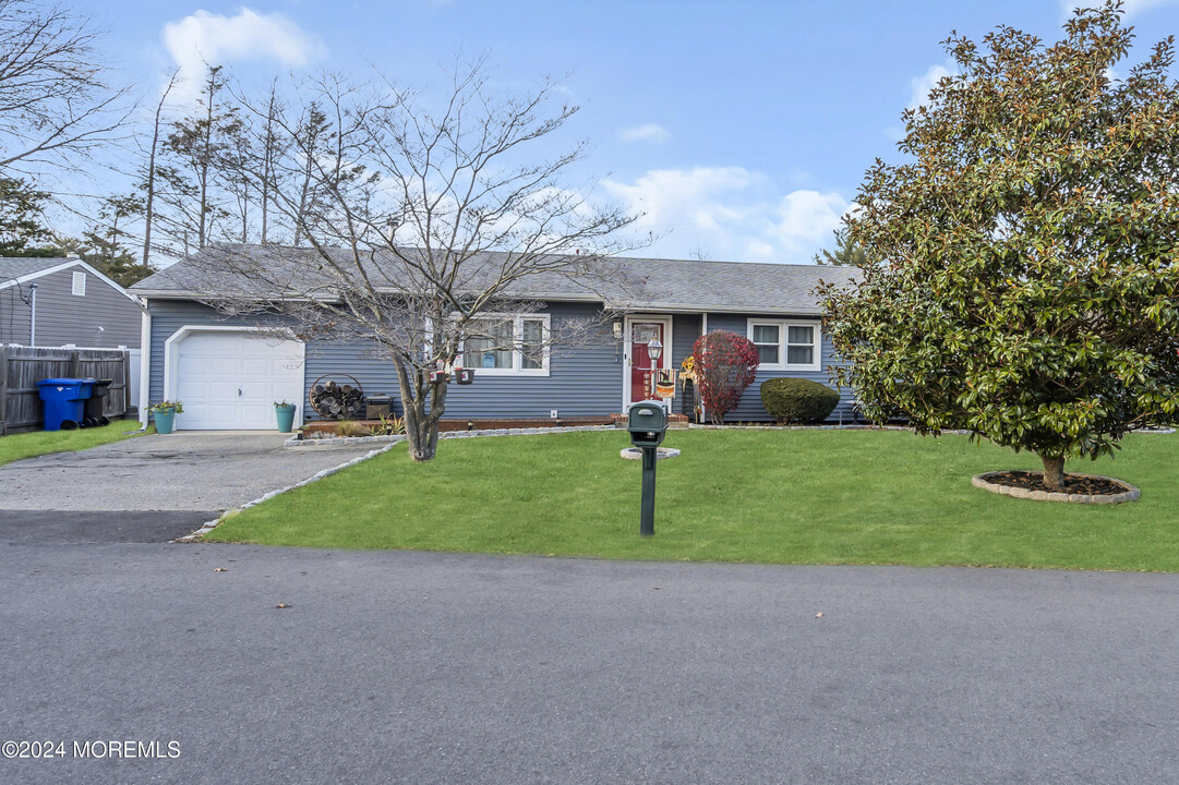 102 Oak Tree Ln in Toms River, NJ - Building Photo