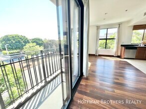 8813 Burton Way in Los Angeles, CA - Building Photo - Building Photo