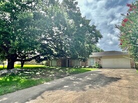 12315 Hawthorne Dr in Montgomery, TX - Building Photo