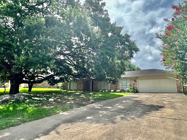 12315 Hawthorne Dr in Montgomery, TX - Building Photo