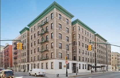320 Manhattan Ave in New York, NY - Building Photo