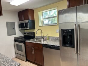 8950 SW 69th Ct, Unit 215 in Pinecrest, FL - Building Photo - Building Photo