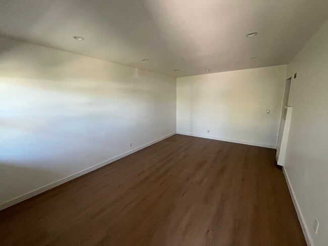10716-10720 Oxnard St in Los Angeles, CA - Building Photo - Building Photo